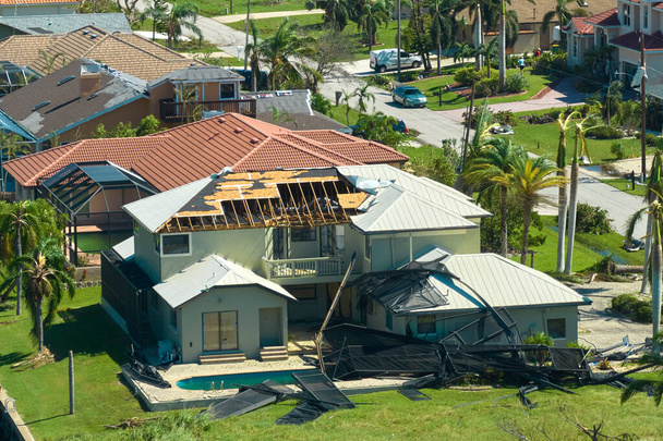 Ураган Ян знищив ланаї для басейну в житловому районі Флориди. Стихійне лихо та його наслідки. - Фото, зображення