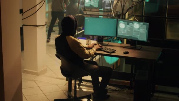 熟練したハッカーは、夜間にハッキングやスパイ活動を行い、コンピュータ上のセキュリティネットワークを正常にクラックします。男性犯罪者は暗号解読の功績を祝福され. - 映像、動画