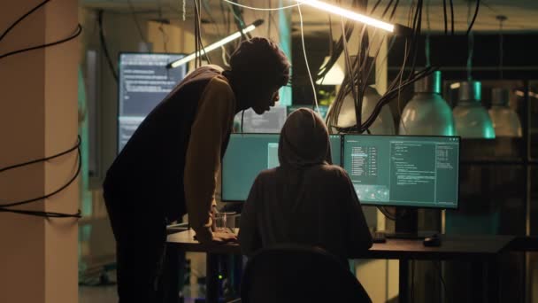 サイバー犯罪者は、コンピュータ上のセキュリティ暗号化を破壊し、ハッキズムのために政府の情報を盗もうとして夜働いています。スパイのチームは、ネットワークシステムサーバーをハッキング。三脚ショット. - 映像、動画