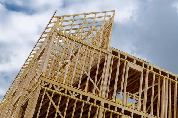 uusi asuinrakentaminen kodin kehystys vastaan sininen taivas kattorakentaminen puurakentaminen ristikko lankku - Valokuva, kuva