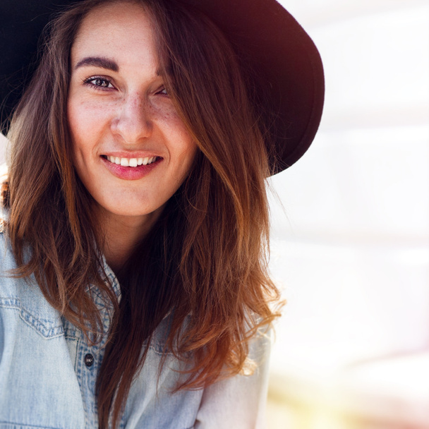 Νεαρός χαμογελαστό γυναίκα πορτρέτο σε εξωτερικούς χώρους. Closeup πορτρέτο. - Φωτογραφία, εικόνα