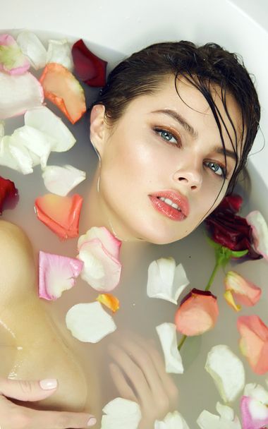 Beautiful sexy woman takes bath rose candles Valentine's day spa - Foto, Imagem