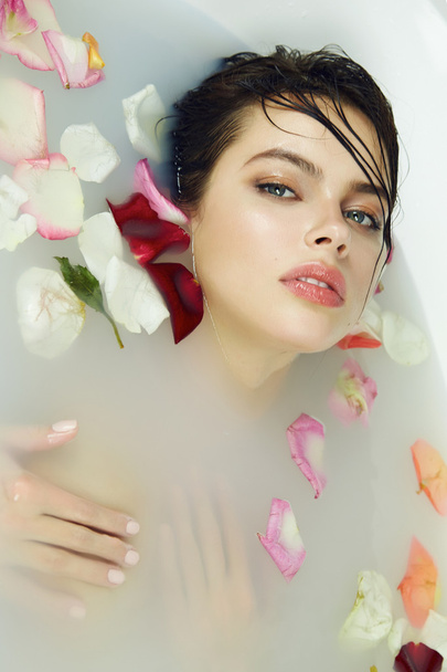 Beautiful sexy woman takes bath rose candles Valentine's day spa - Foto, imagen