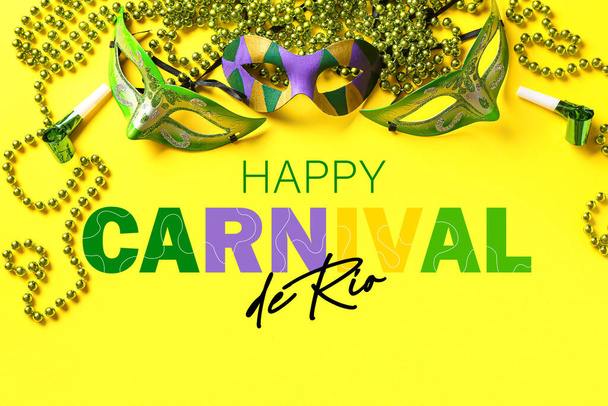 Карнавальные маски и декор на желтом фоне - Фото, изображение
