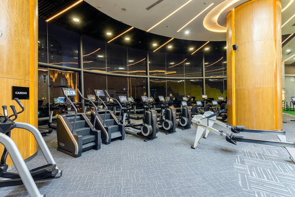 Hanoi, Vietnam - 28 januari 2018: Fitnesscentrum fitnessruimte en fitnesstoestellen in een luxe condominium elite fitness 8 in Hanoi, Vietnam. - Foto, afbeelding