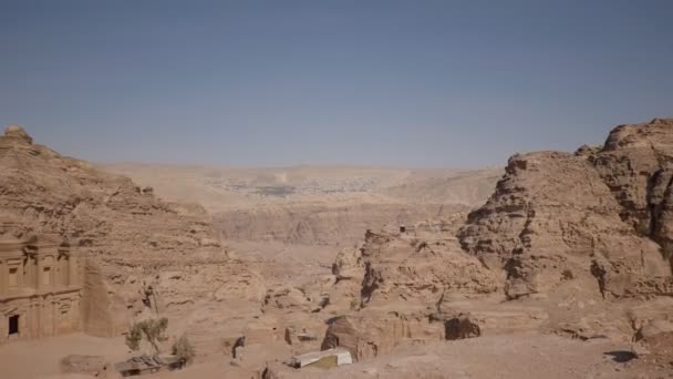 Το Ad-Deir (Μοναστήρι) είναι ένα μνημειακό κτίσμα λαξευμένο από βράχο στην αρχαία Πέτρα της Ιορδανίας. - Πλάνα, βίντεο