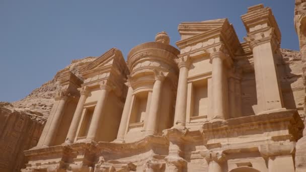 Tourists at Ad-Deir (The Monastery), a monumental building carved out of rock in the ancient city of Petra, Jordan - Materiał filmowy, wideo