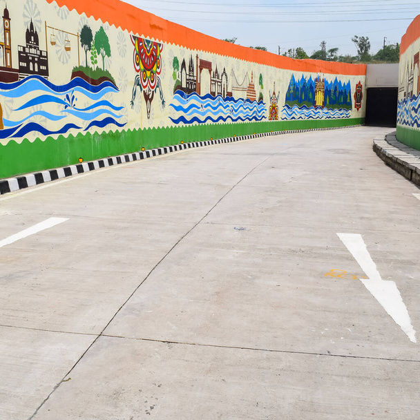 PM Narendra Modi dedica túnel Pragati e cinco passagens subterrâneas de Pragati Maidan Projeto Corredor de Trânsito Integrado para nação, Túnel Pragati abre para movimento de tráfego, Graffiti em Túnel Pragati - Foto, Imagem