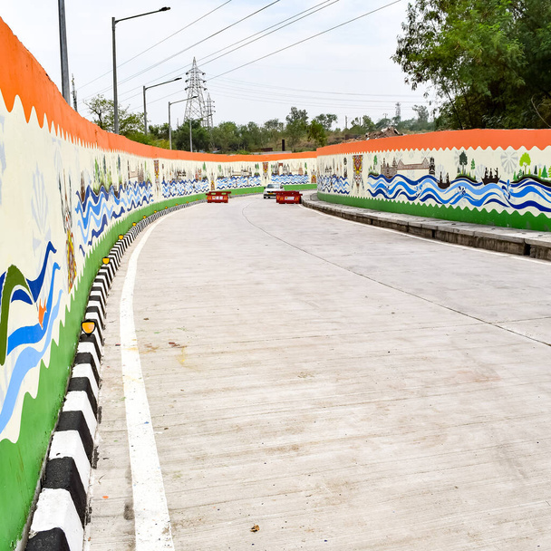 Narendra Modi miniszterelnök a Pragati alagutat és a Pragati Maidan Integrált Tranzit Folyosó Projekt öt aluljáróját szenteli a nemzetnek, Pragati alagút nyílik a forgalom számára, Graffiti a Pragati alagútban - Fotó, kép