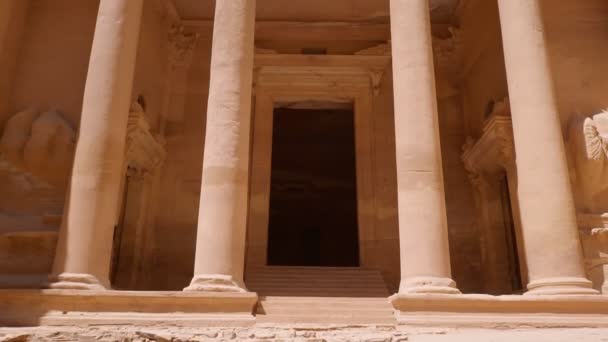 The temple-mausoleum of Al Khazneh (The Treasury) in the ancient city of Petra, Jordan - Materiał filmowy, wideo