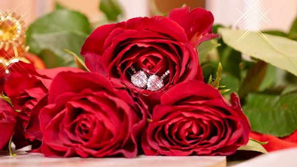 Цветы красной розы и серьги с бриллиантами для очаровательной женщины дома  - Фото, изображение