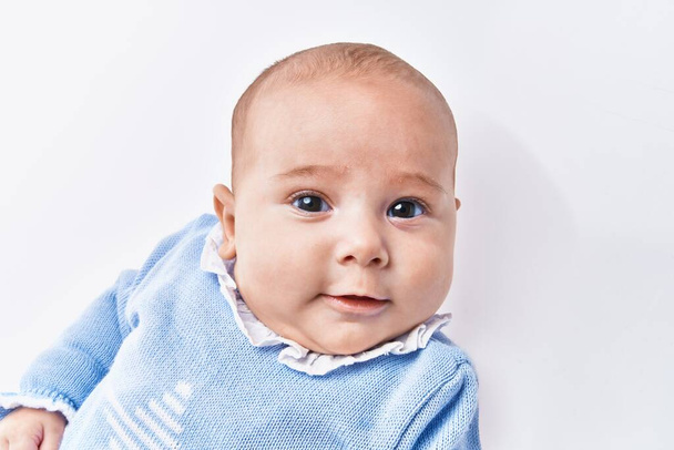 Adorável bebê sorrindo confiante sobre fundo isolado branco - Foto, Imagem