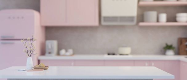 Moderni valkoinen keittiö pöytälevy kukka maljakko, sisustus ja kopioi tilaa tuotteen näytön yli hämärtynyt kaunis pastelli vaaleanpunainen keittiö sisustus tyyli taustalla. 3d renderöinti, 3d kuva - Valokuva, kuva