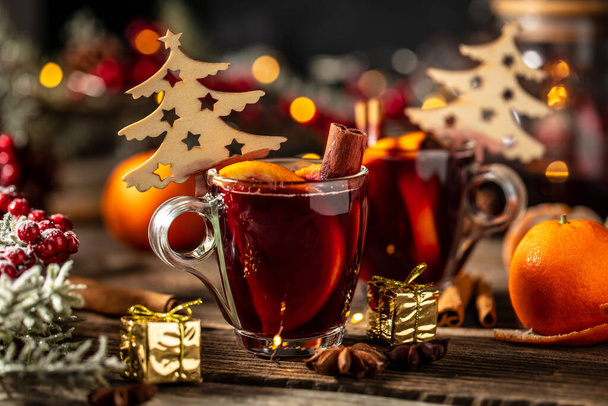 Christmas mulled wine with spices and oranges, festive cocktail. - Foto, Imagen