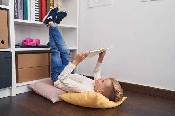 Adorável criança ler livro deitado no chão em casa - Foto, Imagem