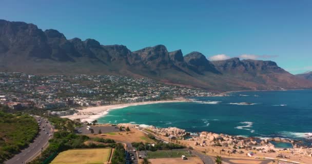 Брон летить над сучасним і прекрасним південноафриканським містом на заході сонця. Повітряний вид на Кейптаун, який розташований в океані. Одне з найбагатших міст Африки. Кадри високої якості 4k - Кадри, відео