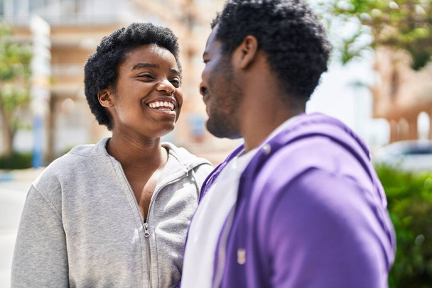 Afrykański Amerykanin mężczyzna i kobieta para rozmawiający razem na ulicy - Zdjęcie, obraz