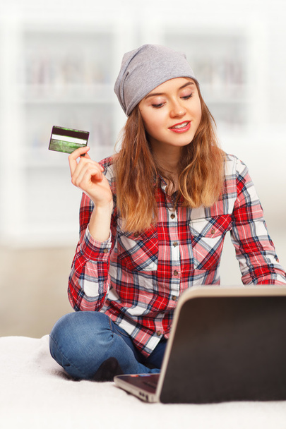 молода жінка купує онлайн
 - Фото, зображення