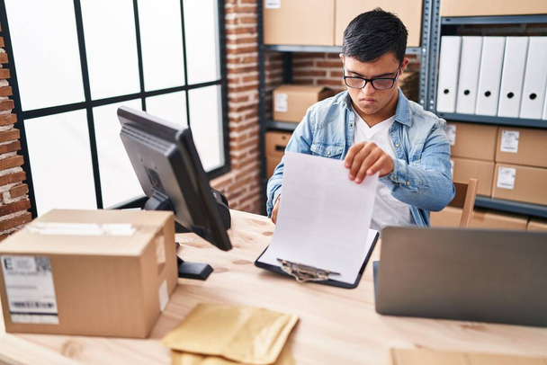 Синдром Дауна человек электронной коммерции бизнес-работник чтение документа в офисе - Фото, изображение