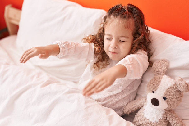 Adorável loira criança sonâmbulo sentado na cama no quarto - Foto, Imagem