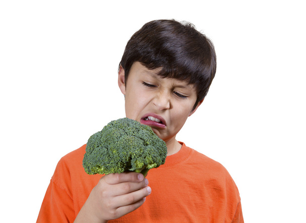 Niño sosteniendo brócoli
 - Foto, Imagen