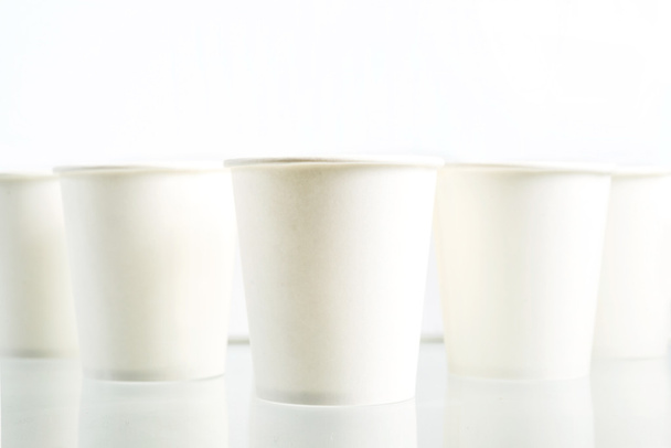 Disposable paper cups op witte achtergrond - Foto, afbeelding