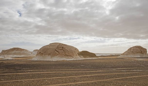 Τοπίο γραφική θέα της έρημης άγονης δυτικής ερήμου στο Πανοραμικό άγονο τοπίο στην Αίγυπτο Δυτική Λευκή έρημος με γεωλογικούς σχηματισμούς βράχων - Φωτογραφία, εικόνα