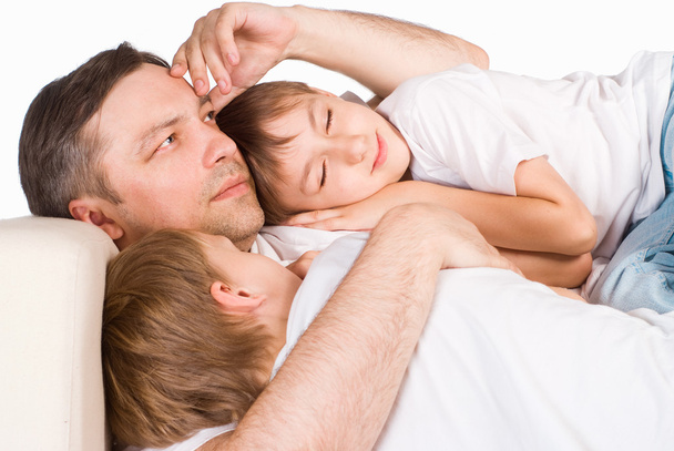 かわいい家族の睡眠 - 写真・画像