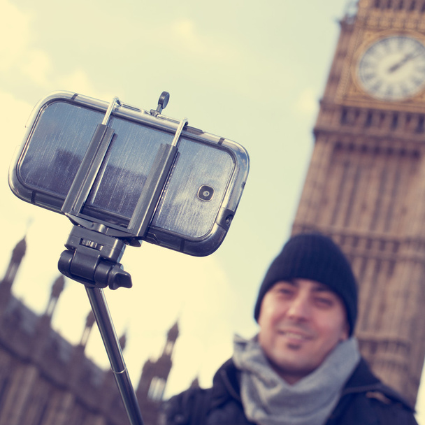 uomo che cattura un selfie davanti al Big Ben a Londra, United Ki - Foto, immagini