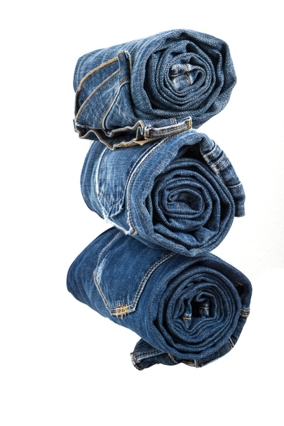Roll blauwe denim jeans in stapel gerangschikt - Foto, afbeelding