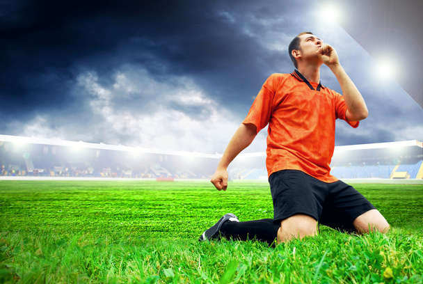 Счастье футболист за голом на поле стадиона остроумие
 - Фото, изображение
