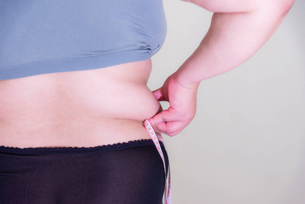 Tlustá žena, formovat zdravé břišní svaly, a dieta životní styl, snížit břicho koncept. - Fotografie, Obrázek