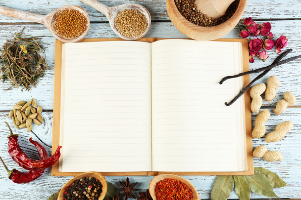 Spices with recipe book - Foto, immagini