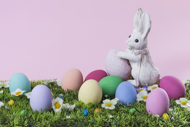 Osterkomposition aus bemalten Eiern und Hasen - Foto, Bild