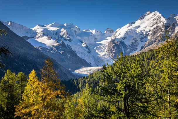 Sierra de Bernina y Palu con glaciares en los Alpes suizos, Engadine, Suiza - Foto, imagen