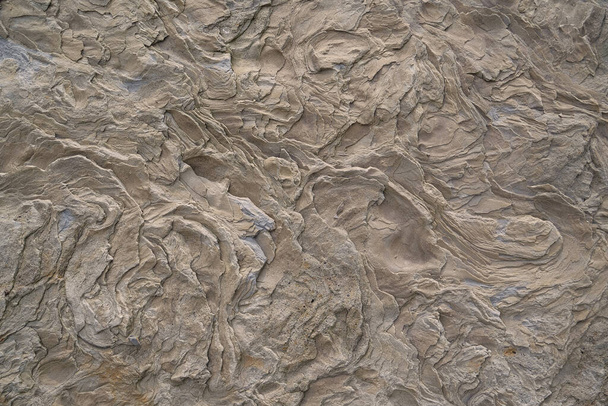 Природні малюнки на великому природному камені біля берега річки в Карпатських горах на заході України. - Фото, зображення
