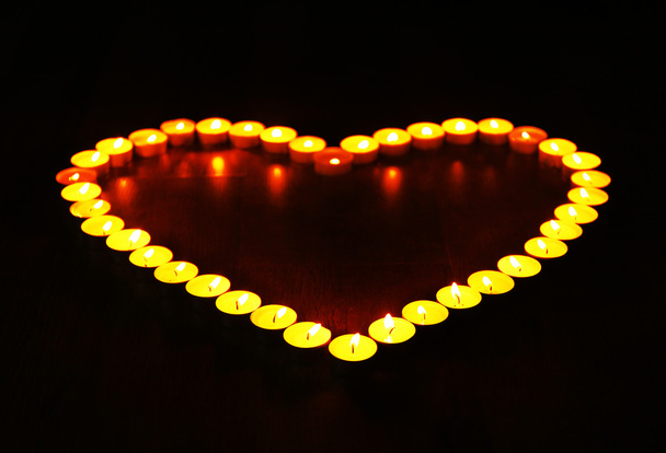 Κάψιμο των κεριών στο σχήμα της καρδιάς - Φωτογραφία, εικόνα