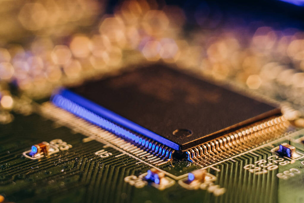 Nedostatek čipů ve výrobě automobilů. High-tech výroba elektronických čipů a elektronických řídicích panelů. - Fotografie, Obrázek