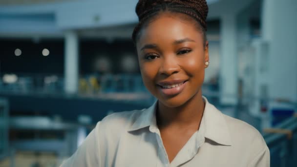Закріпіть жіночий діловий портрет в офісному портреті Афроамериканка, який посміхається бізнесменка професійна щаслива посмішка менеджер етнічного робітника підприємця, виконавча жінка-роботодавець - Кадри, відео