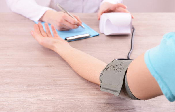 Medición de la presión arterial - Foto, imagen