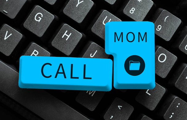 Writing displaying text Call Mom, Business overview Attempting to communicate with the mother using the smartphone - Foto, immagini
