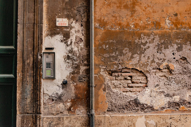 Поврежденная стена жилого здания в Риме, Италия - Фото, изображение