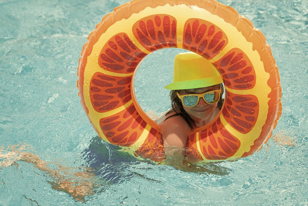 Niño feliz disfrutando de vacaciones de verano al aire libre en el agua en la piscina - Foto, Imagen