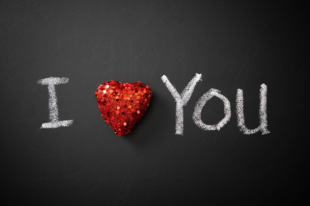 Rakastan sinua kirjoitettuna liidulla liitutaululle kimaltelevalla punaisella sydämellä - Valokuva, kuva