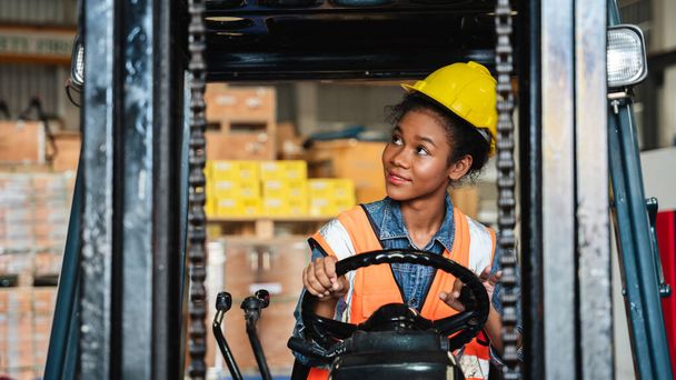 Portrait of a female worker with a forklift in the warehouse., Industrial and industrial concept. - Foto, afbeelding