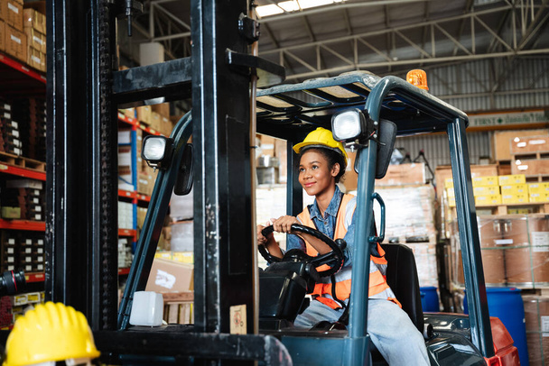 Portrait of a female worker with a forklift in the warehouse., Industrial and industrial concept. - Foto, Bild