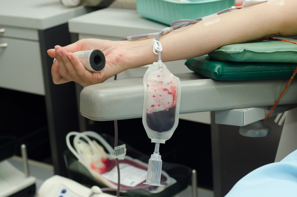 dárce krve na darování s skákací míč drží v ruce - Fotografie, Obrázek