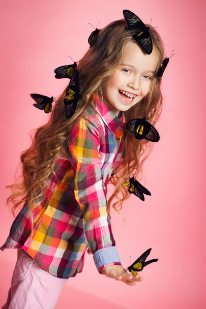 Studio portrait of a little girl with tropical butterflies. - Foto, Bild