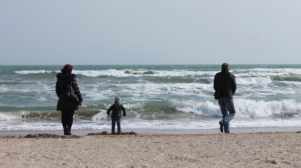 Rodziny patrząc na wzburzonym morzu - Zdjęcie, obraz