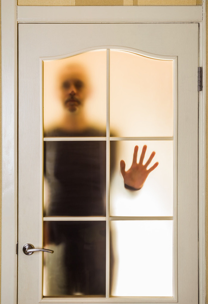 Mann hinter der Glastür - Foto, Bild